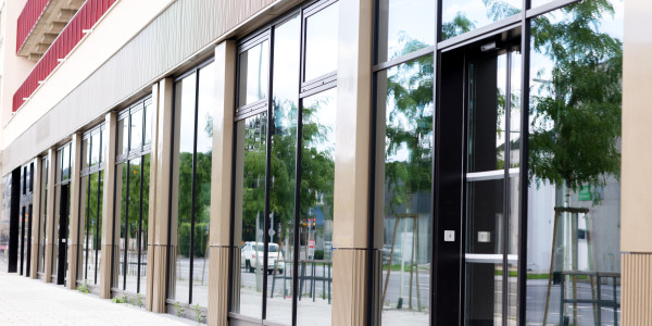 Puertas y Ventanas de Aluminio / PVC a medida Corbera de Llobregat · Raíl Empotrable Adaptado al Paso de Minusválidos